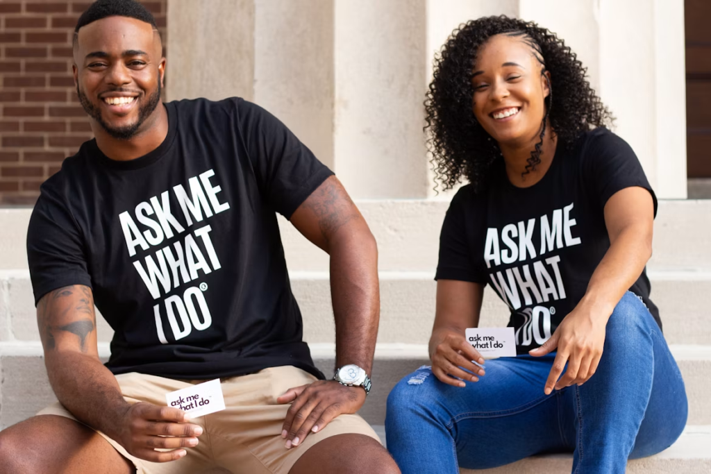 homme en t-shirt noir à col rond assis à côté d'une femme en jean bleu