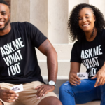 homme en t-shirt noir à col rond assis à côté d'une femme en jean bleu